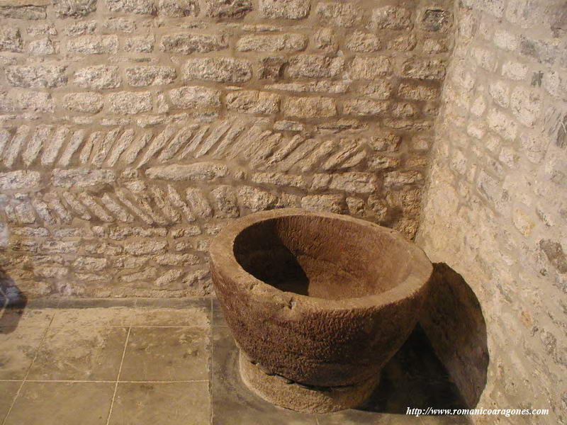 PILA BAUTISMAL Y OPUS SPICATUM EN MURO OESTE